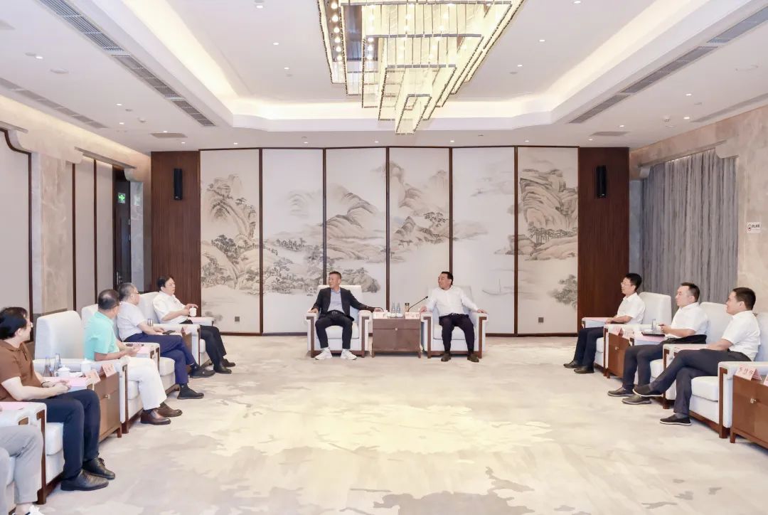 江西省萍鄉(xiāng)市委副書記、市長(zhǎng)熊運(yùn)浪會(huì)見天高集團(tuán)李平總裁一行
